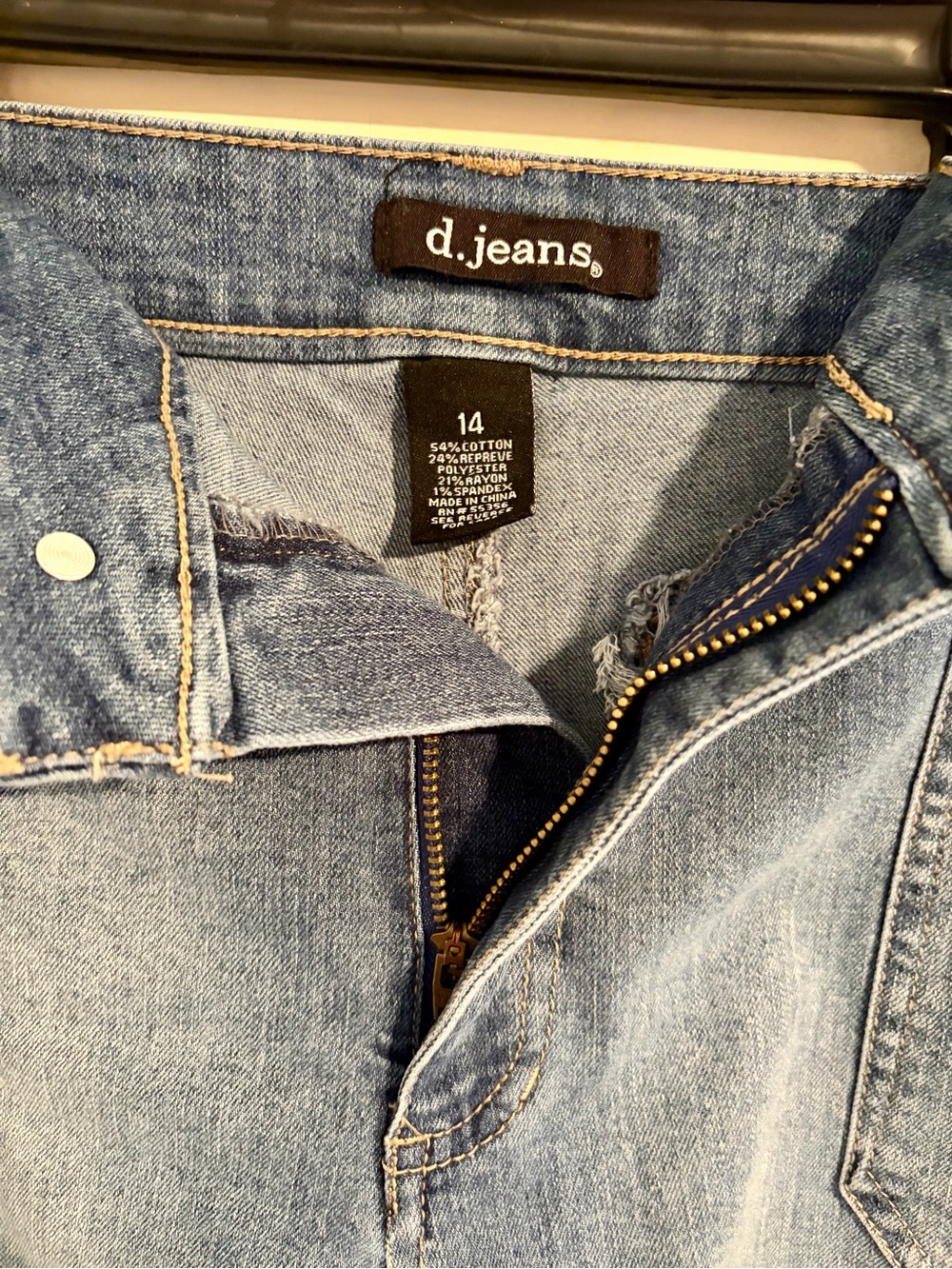 NWOT d. jeans Blue Women's Denim Shorts Mid Rise Stretchy w/ Pockets Sz 14 - Picture 5 of 11